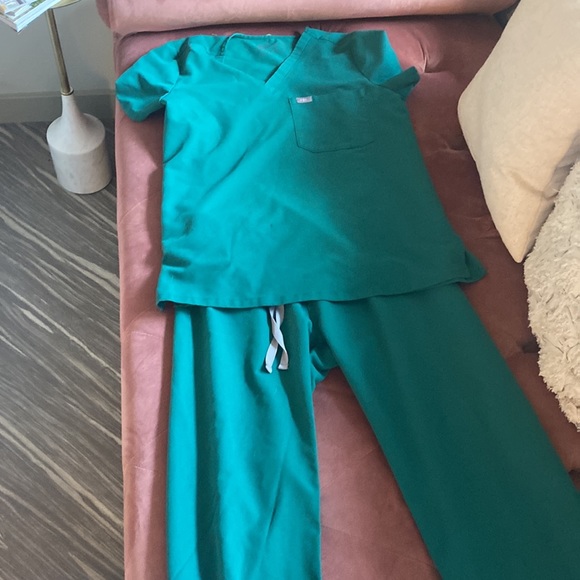 Figs Catarina one pocket scrub top and Livingston basic scrub pant set! - Picture 3 of 3